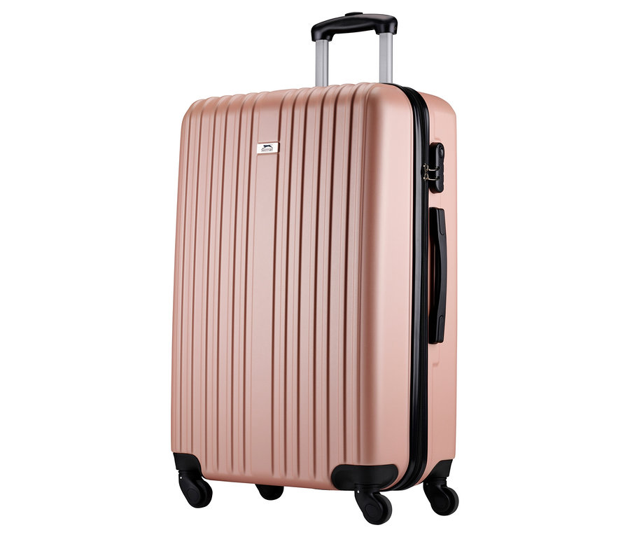 Ein einzelner, aufrechter, roségoldener Koffer mit Rollen und ausziehbarem Griff steht vor einem weißen Hintergrund.