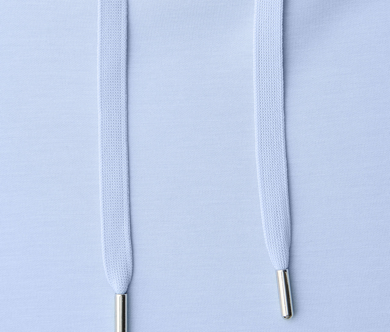 Detailansicht eines hellblauen Street One Shirts mit Kordelzug.