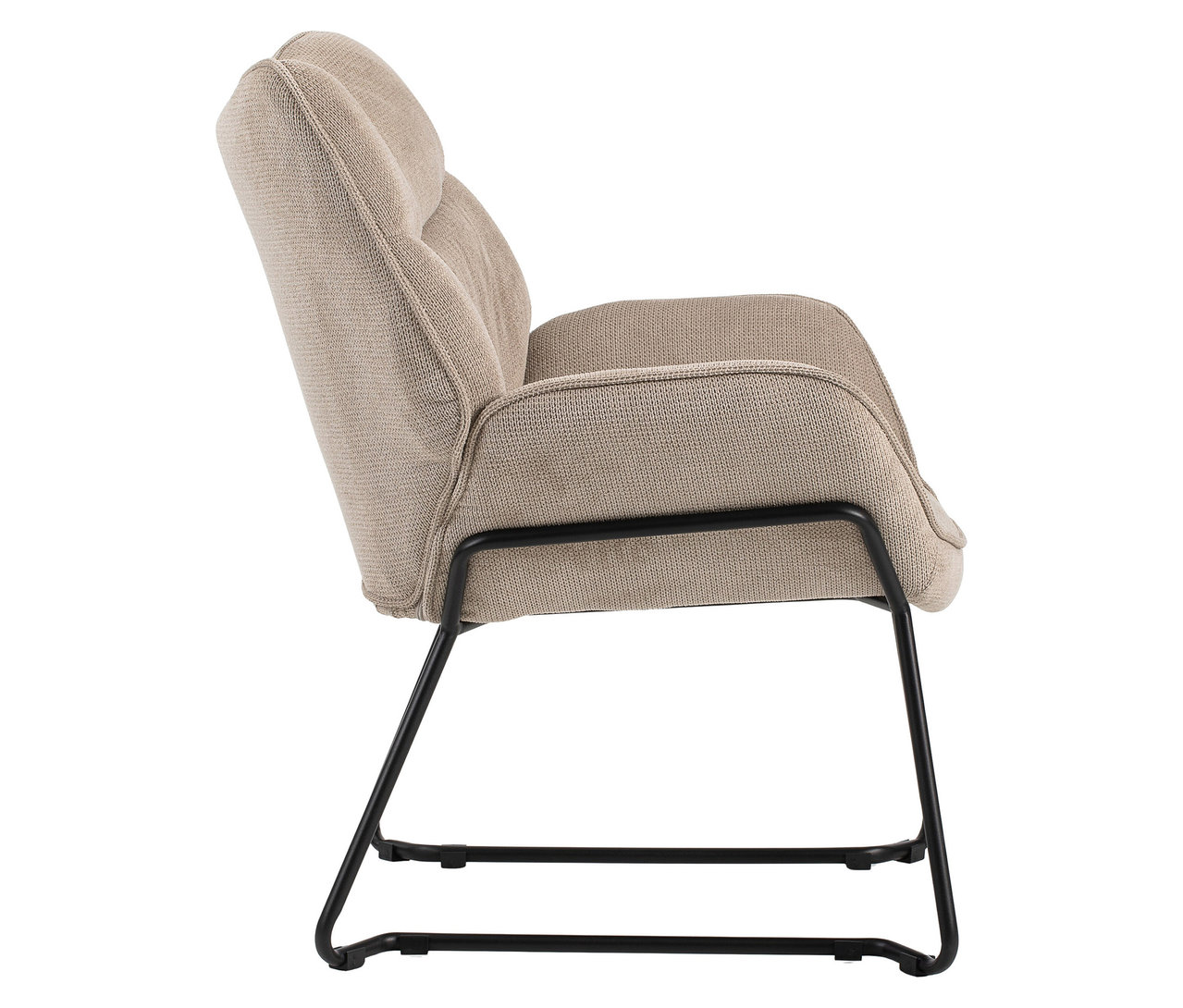 Seitenansicht des DeVries Sessels »Aliano« in Beige mit schwarzem Metallgestell.