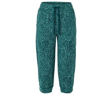 Eine lange, locker sitzende Hose mit Kordelzug und abstraktem, hellblauem Pflanzenmuster auf dunkelblauem Hintergrund.