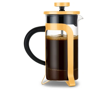 Eine gelbe French Press Kaffeekanne aus Glas mit schwarzem Griff ist mit Kaffee gefüllt.