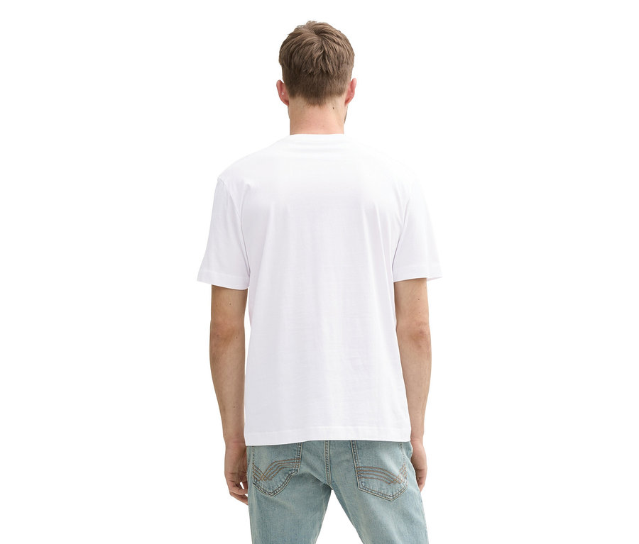 Rückansicht eines Mannes im weißen Tom Tailor T-Shirt mit Logo und Jeans.