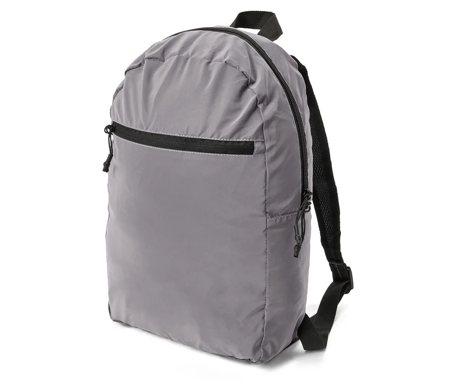 Grauer Rucksack mit schwarzem Reißverschluss und Trägern, seitlich auf weißem Grund.