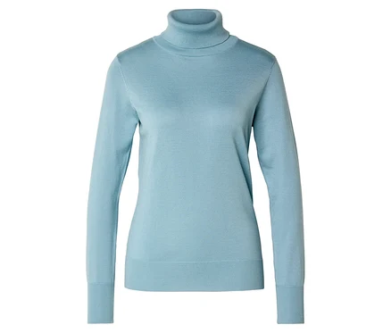 Hellblauer Rollkragenpullover mit langen Ärmeln vor weißem Hintergrund.