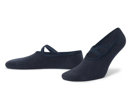 Zwei marineblaue Ballettschuhe mit gekreuzten Bändern auf weißem Hintergrund.