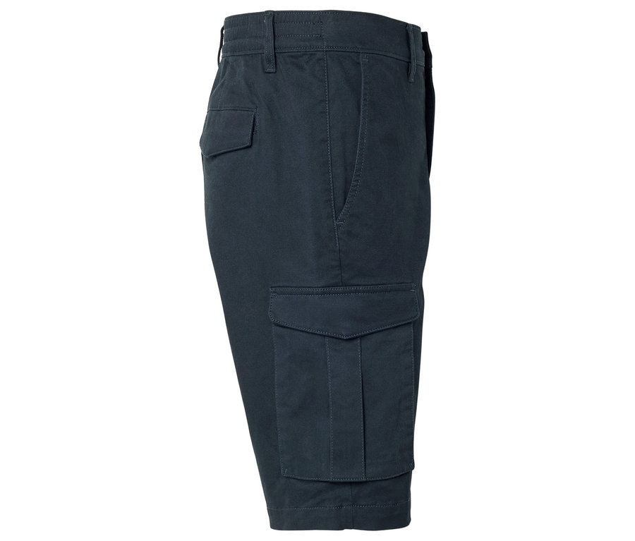 Nahaufnahme einer marineblauen Cargo-Shorts, die seitlich mit Taschen versehen ist.