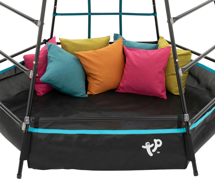 Mehrfarbige Kissen liegen auf einem schwarzen Trampolin.