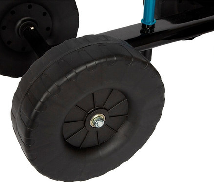 Nahaufnahme der schwarzen Räder und eines Teils des schwarzen Rahmens eines small foot Baggers. Die Räder haben sichtbare Profile und eine silberne Mutter in der Mitte. Ein blauer Teil des Baggerarms ist ebenfalls sichtbar.