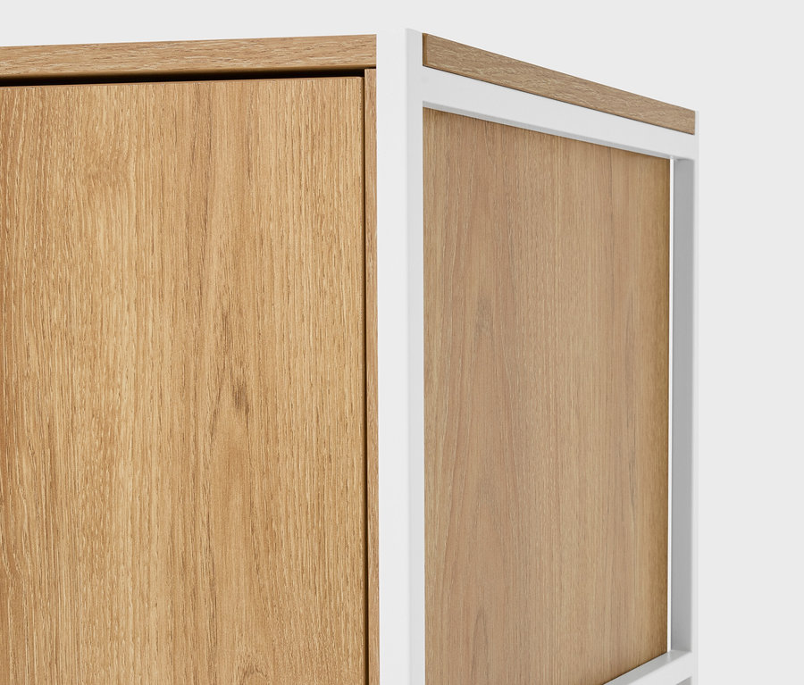 Nahaufnahme von zwei hellbraunen Holzschränken mit weißen Rahmen.