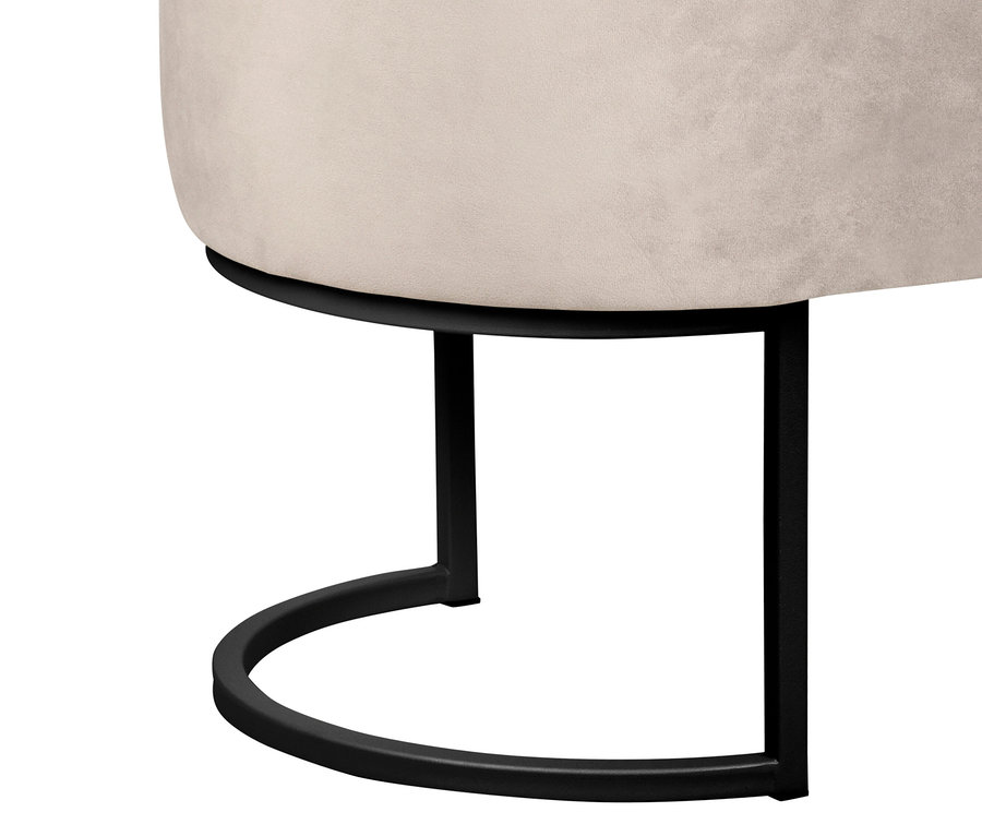 Detailansicht eines beigen Hockers mit schwarzem Metallfuß.