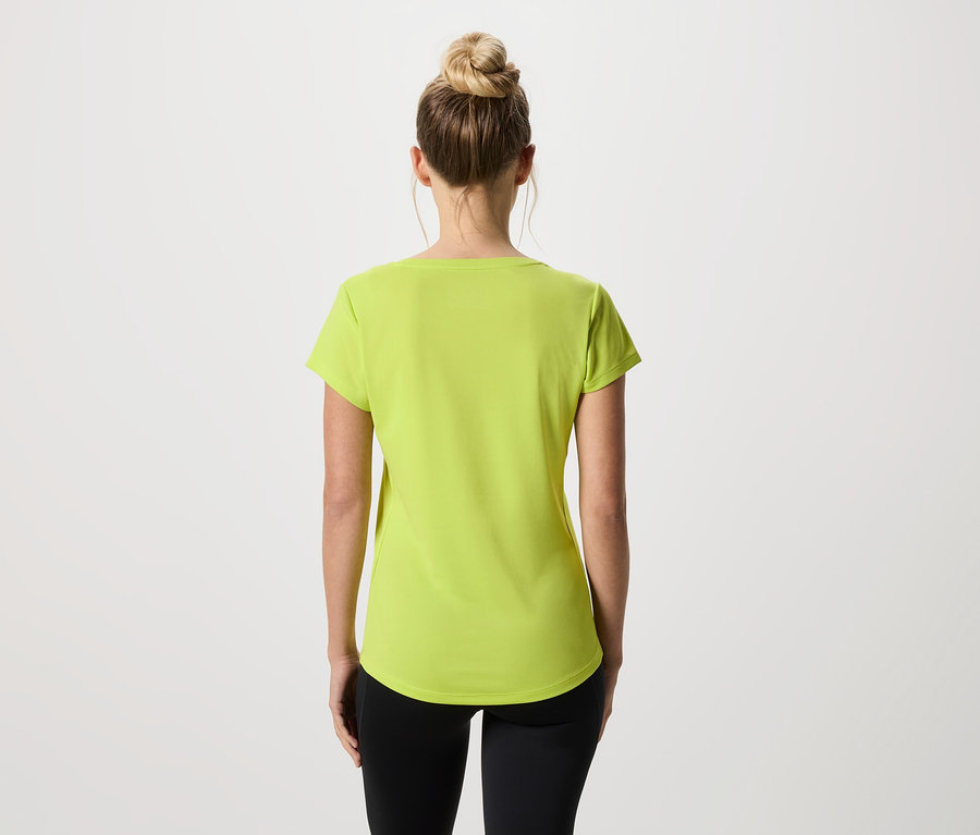 Rückansicht einer Frau mit Duttfrisur, die ein hellgrünes T-Shirt und schwarze Leggings trägt.