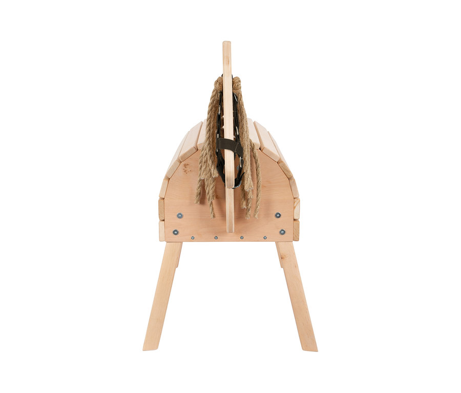 Kompaktes small foot Holzpferd aus hellem Holz mit Seilmähne und schwarzem Zaumzeug.