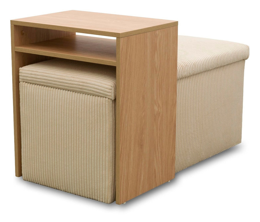 Ein heller Beistelltisch aus Holz mit zwei Ablagen, ein beiger, gerippter Stoffhocker darunter und ein weiterer passender Hocker daneben.