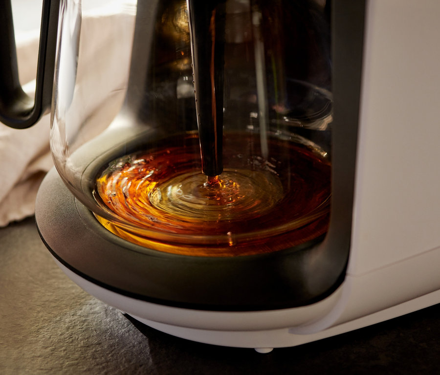 Detail einer »Let's Brew« Filterkaffeemaschine beim Brühen von Kaffee