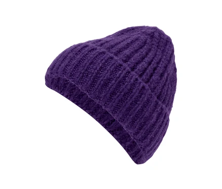 Detailaufnahme einer gestrickten, violetten Mütze.