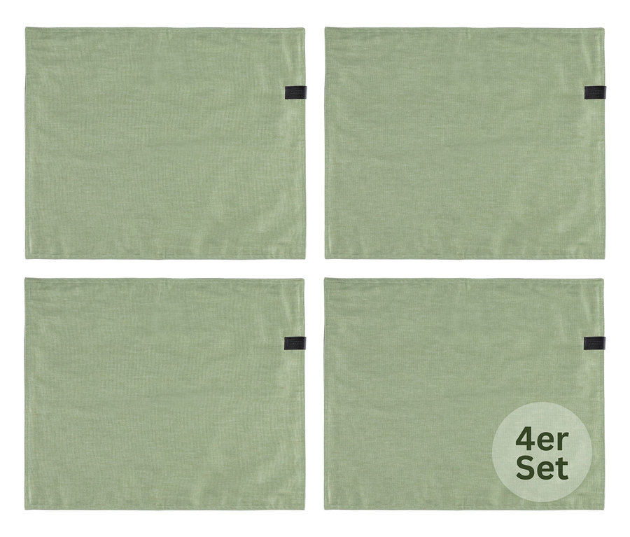 Vier hellgrüne, rechteckige Tischsets sind in einem 2x2-Raster auf weißem Hintergrund angeordnet. Jedes Tischset hat ein kleines schwarzes Etikett am rechten Rand. Das untere rechte Tischset hat einen grauen Kreis mit der Aufschrift "4er Set".