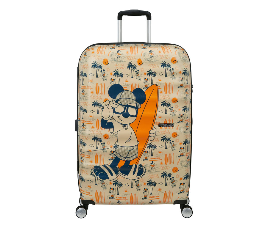 Beiger Hartschalenkoffer mit einem Muster aus surfendem Mickey Mouse, Palmen und Wellen. Ein großer Mickey Mouse mit Kappe und Sonnenbrille, der ein oranges Surfbrett hält, ist prominent auf der Vorderseite abgebildet. Der Koffer hat einen ausziehbaren Griff und vier Rollen.