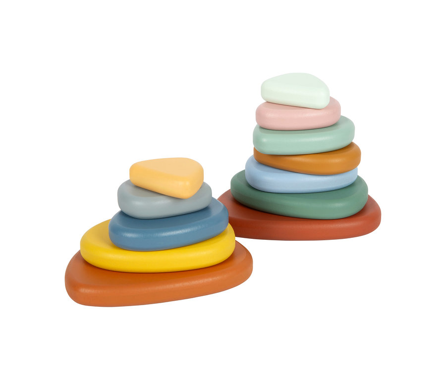 Zwei Stapel bunter, steinähnlicher Holzblöcke aus dem small foot Montessori-Bundle 1.
