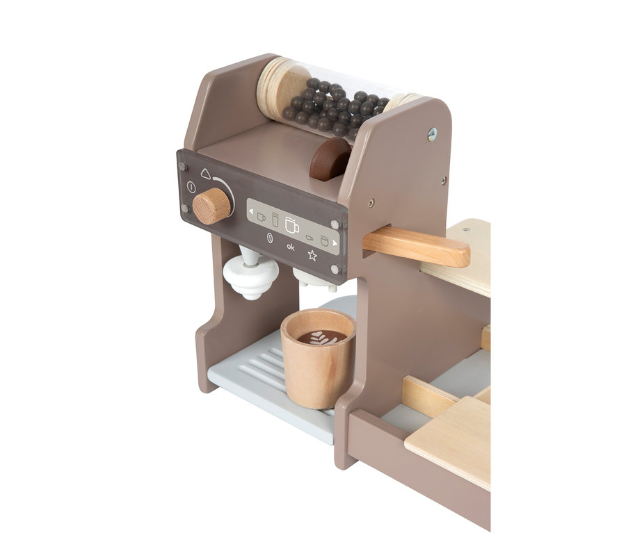 Eine hölzerne Spielzeug-Kaffeemaschine in Taupe mit Bohnenbehälter, Bedienfeld und einer Tasse mit Latte Art.