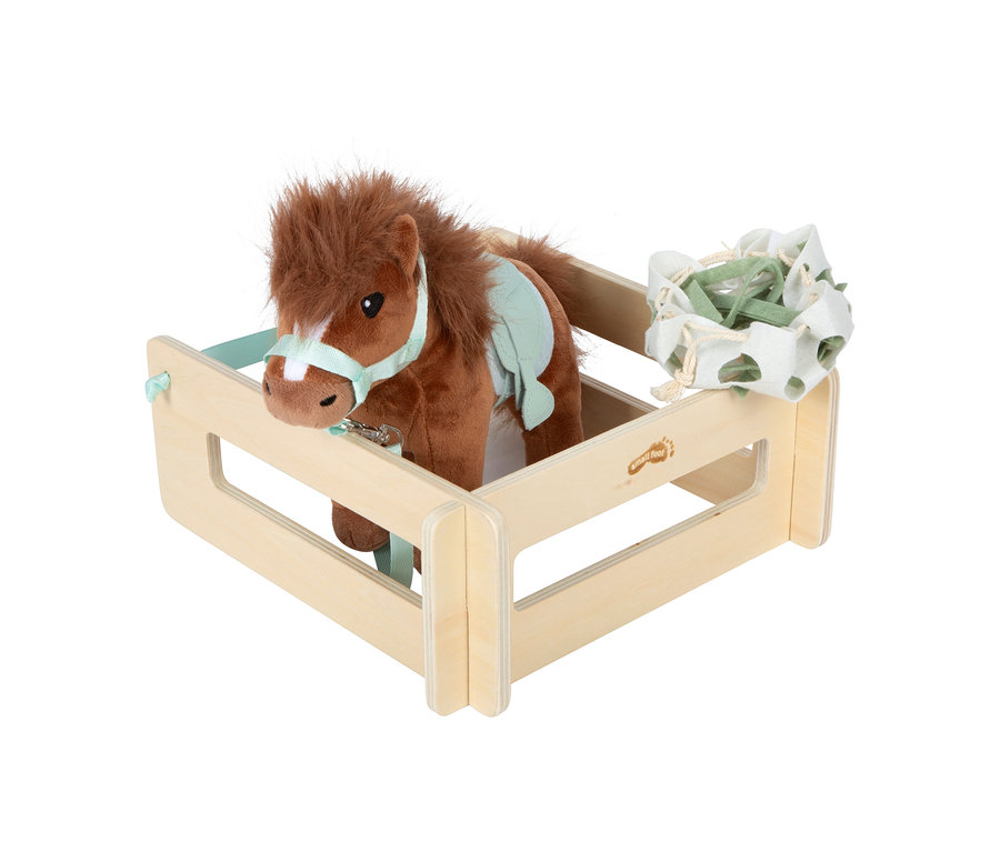 small foot Spielset Pferd mit Stall, dunkelbraun. Ein braunes Plüschpferd mit hellblauer Trense und Satteldecke steht in einem hellen Holzstall neben einem Heunetz.