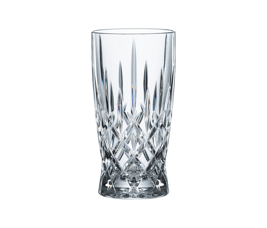 Ein einzelnes Nachtmann Latte Macchiato Glas »Noblesse« mit Glastrinkhalm steht vor einem weißen Hintergrund.
