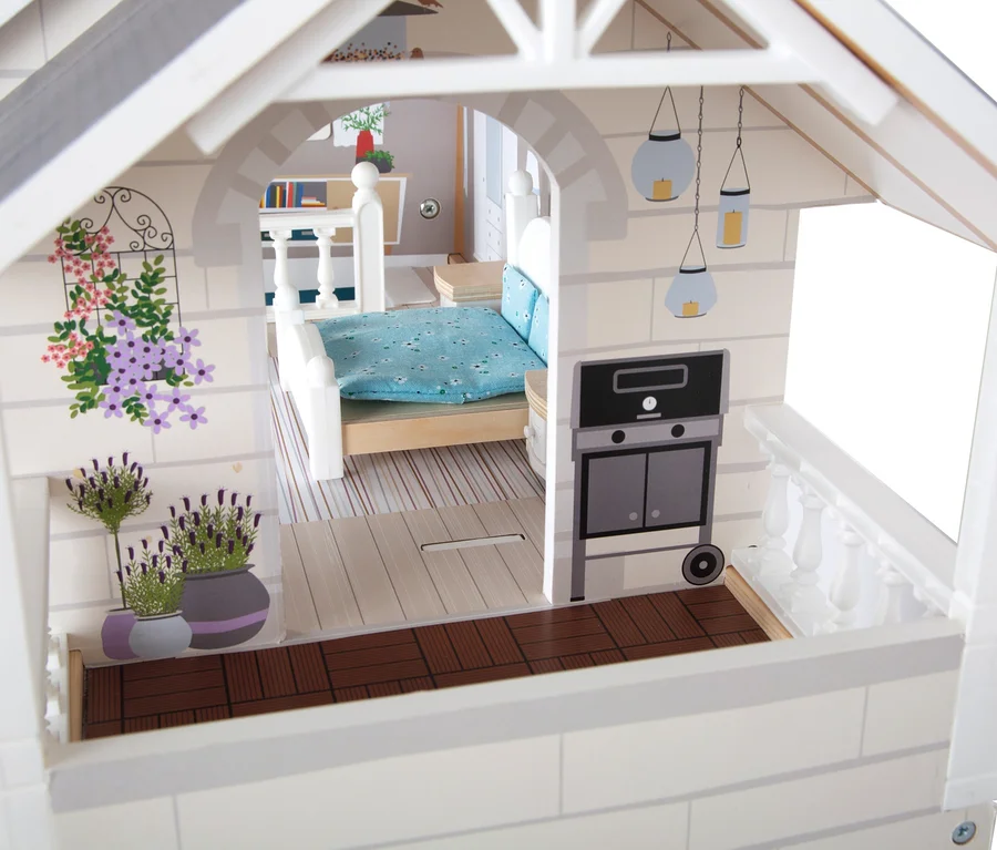 Detailansicht des zweistöckigen small foot Puppenhauses Stadtvilla mit Möbeln und Zubehör.