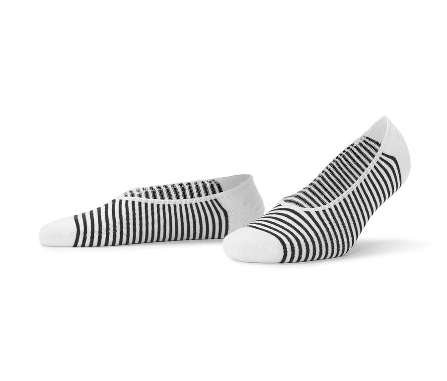Zwei Paar weiße Sneaker-Füßlinge mit schwarzen Streifen.