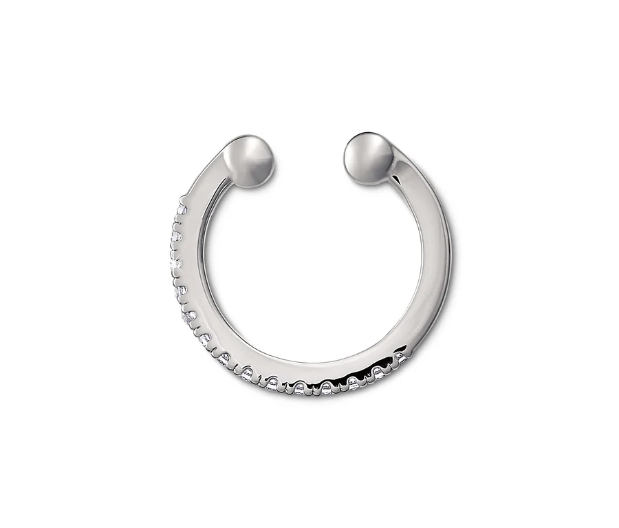 Nahaufnahme eines rhodinierten 925er Silber Ear Cuffs mit Zirkonia.