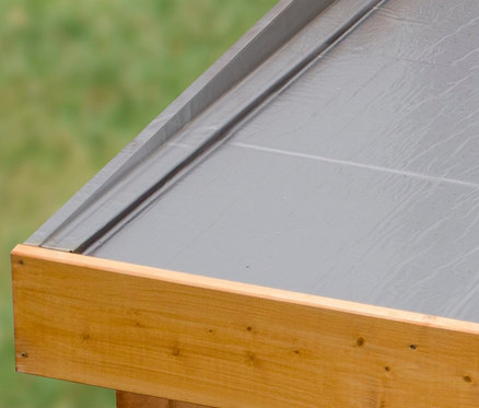 Detailaufnahme eines Gartenhausdachs mit Holzrahmen und grauer Dachabdeckung.