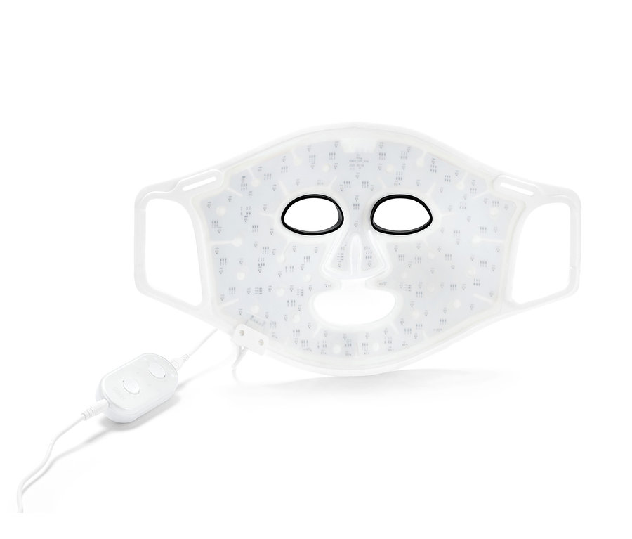 Nahaufnahme der Silk'n LED-Gesichtsmaske 100 mit Augen- und Mundöffnungen, Steuerung und Kabel.