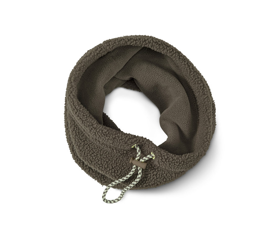 Ein brauner Loopschal mit einem elastischen Kordelzug liegt auf einem weißen Hintergrund.