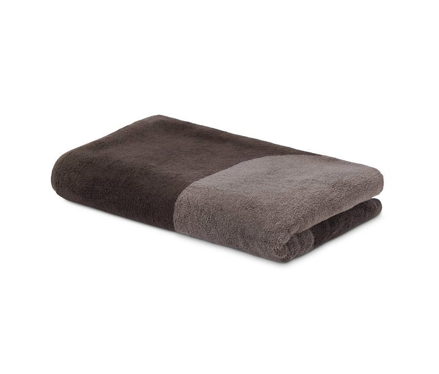 Ein braunes Premium-Badetuch in XL, gefaltet auf einem weißen Hintergrund.