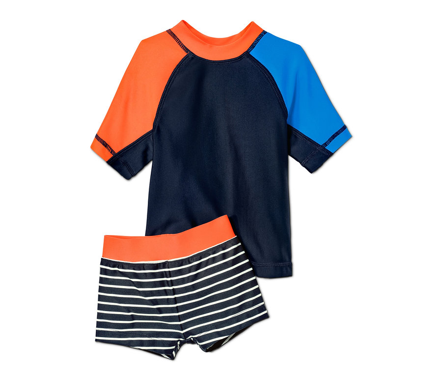 UV-Schutz-Kombi mit recyceltem Material: Kurzarmshirt mit farbigen Ärmeln und gestreifte Badehose.