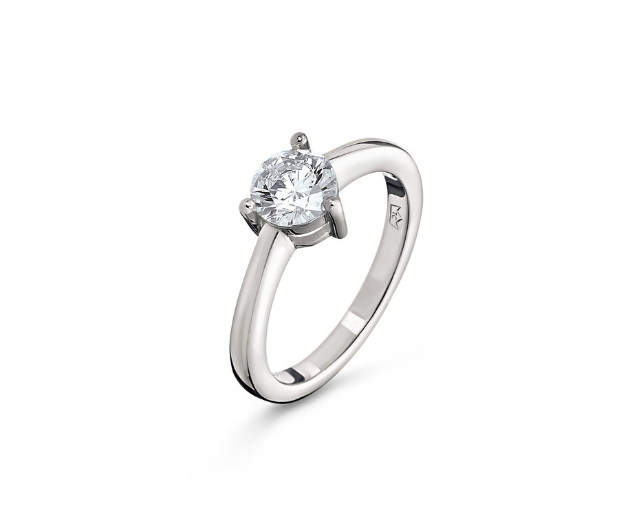 Nahaufnahme eines Solitärrings aus rhodiniertem 925er Silber mit Zirkonia.