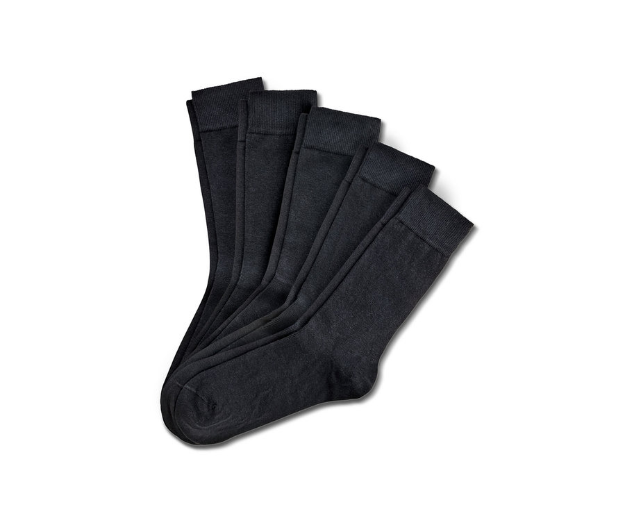 Fünf Paar schwarze Socken.