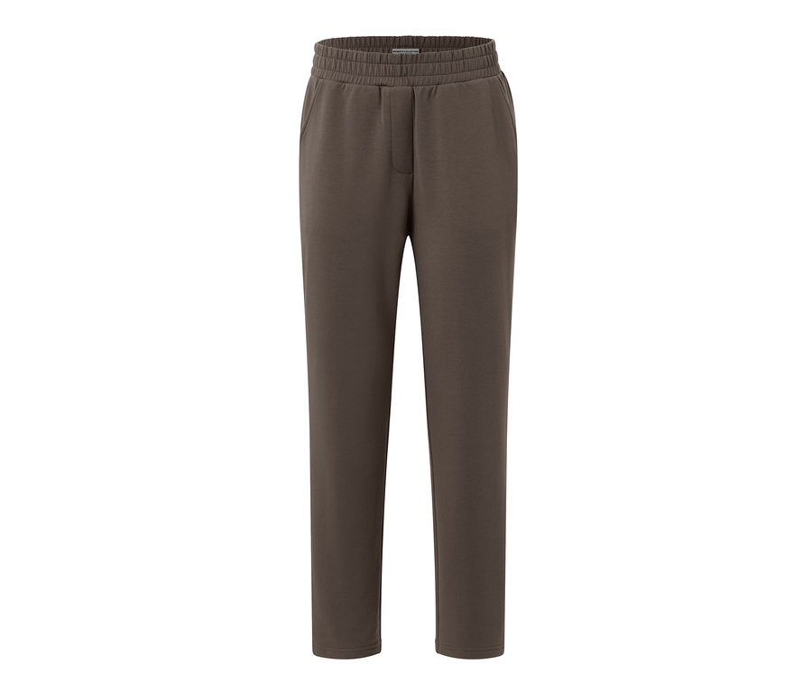 Braune Joggpants auf weißem Hintergrund.