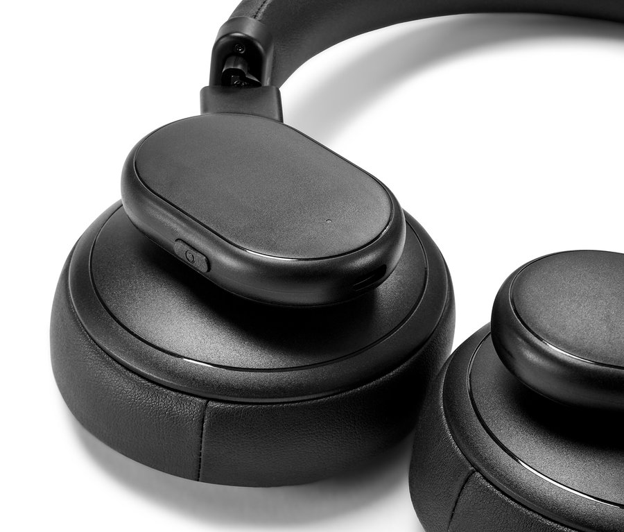 Detailaufnahme von schwarzen Bluetooth®-Kopfhörern mit Touchfunktion.