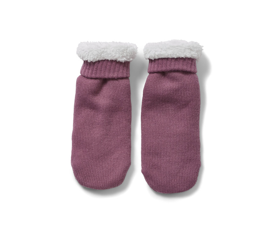 Zwei Paar lila Hausschuh-Socken mit weißem Fell oben.