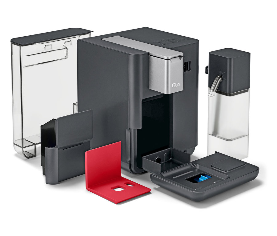 Ein schwarzer Qbo MILK MASTER Lipstick Red Kaffeevollautomat mit diversen abnehmbaren Komponenten.