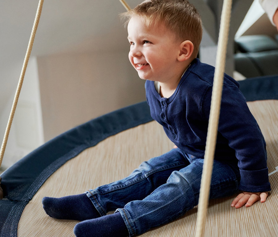Ein Junge sitzt auf einer HUDORA Nestschaukel »Lounge«, midnight.