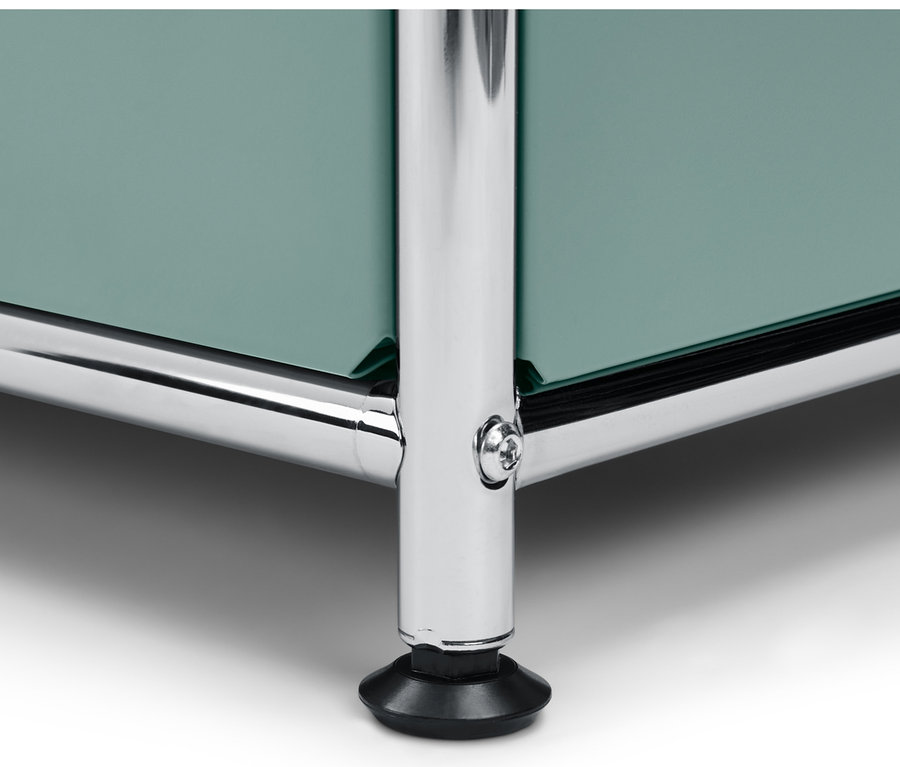 Detailaufnahme eines salbeigrünen Sideboards »CN3« mit 2 versetzbaren Klappfächern und verchromten Füßen.