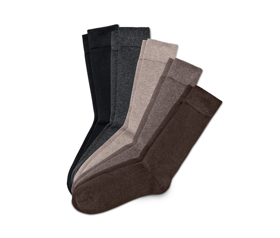 Fünf Paar Socken in Schwarz-, Grau- und Brauntönen auf weißem Hintergrund.