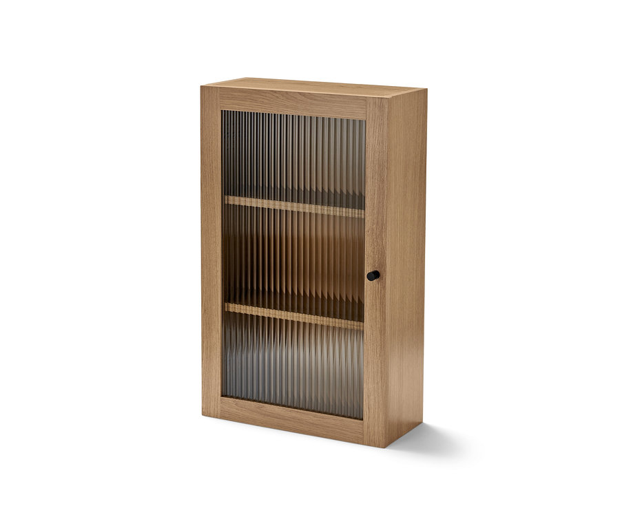 Wandschrank mit Riffelglastür.