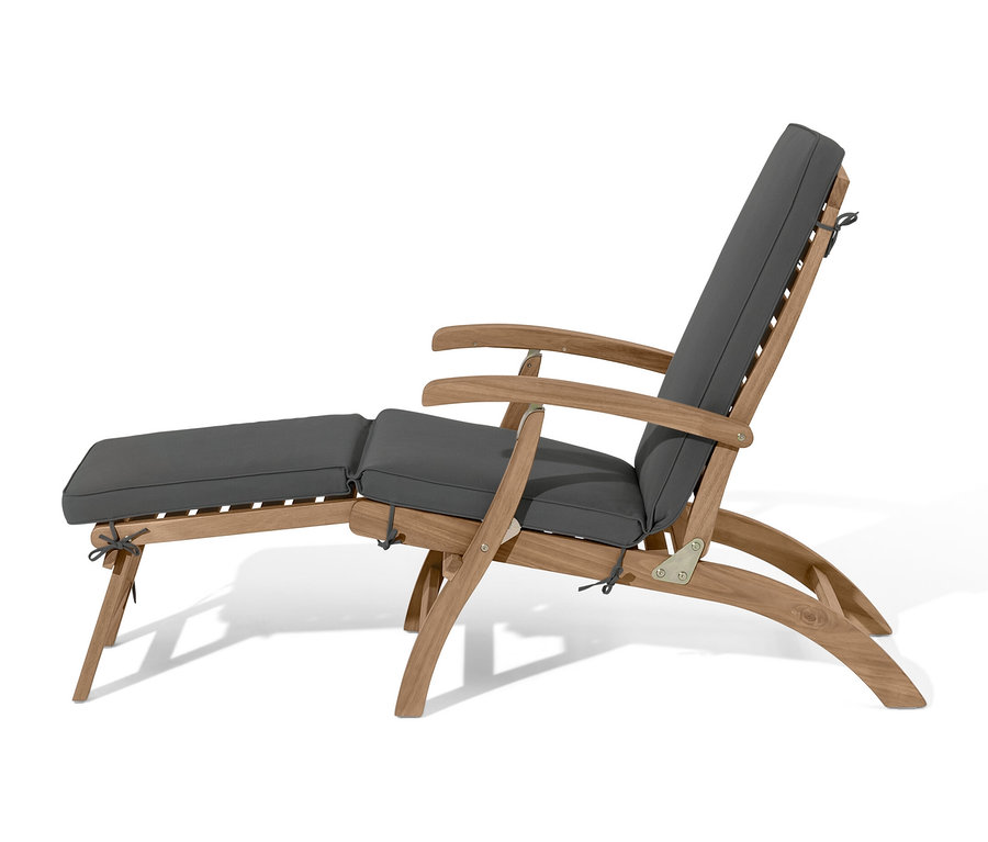Deckchair mit ausziehbarer Fußlehne und grauer Auflage.