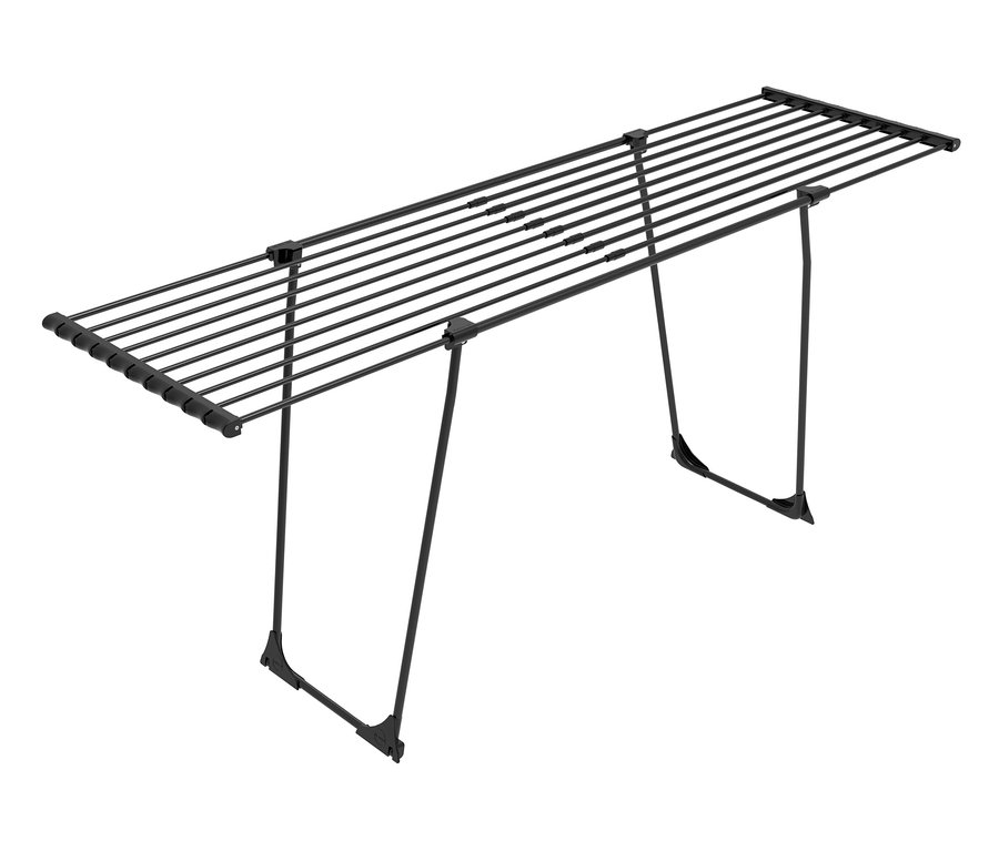 Ein schwarzer Teleskop-Wäscheständer.