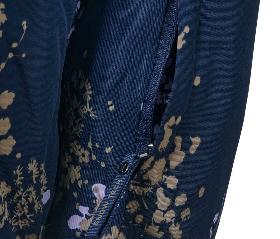 Detail einer Halfzip-Skijacke mit offener Reißverschlusstasche.