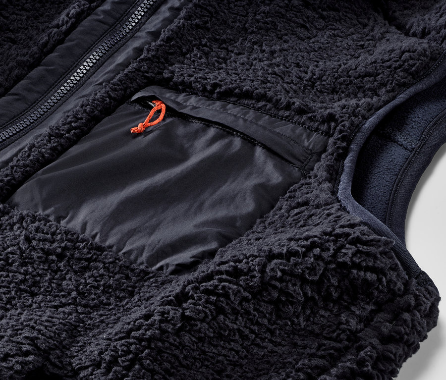 Detailaufnahme einer Teddy-Weste.