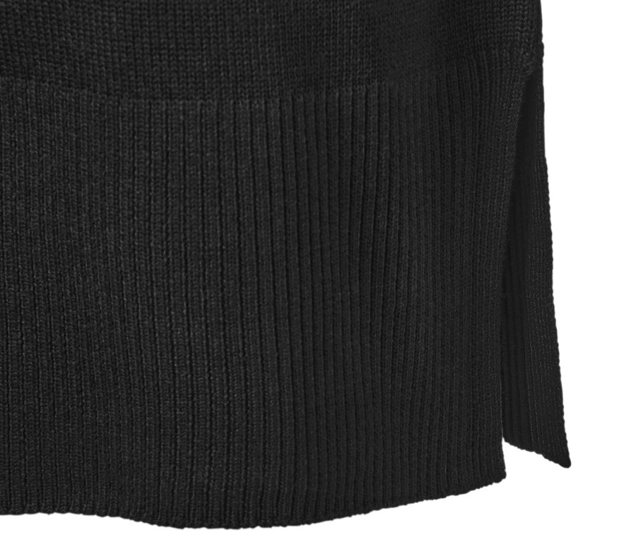 Detailansicht eines langen, schwarzen Strickpullovers.