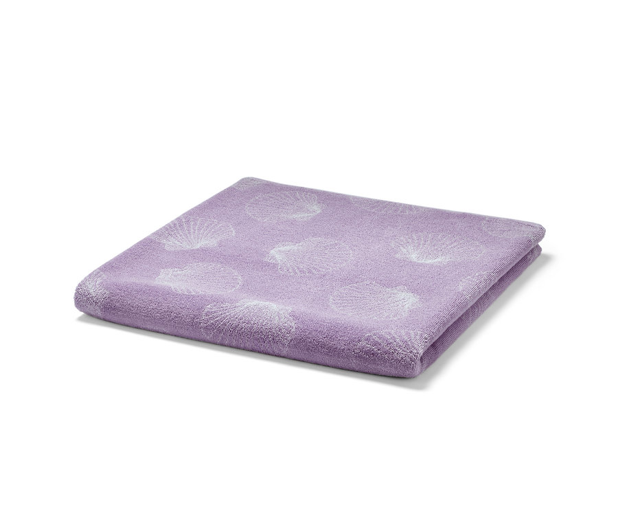 Zusammengelegtes XL-Frottier-Badetuch in Lila mit Muschelmuster.
