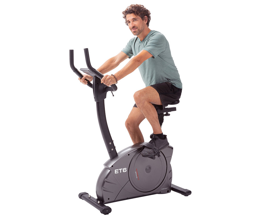 Mann benutzt grauen Christopeit Sport Heimtrainer Ergometer »ET 6«.